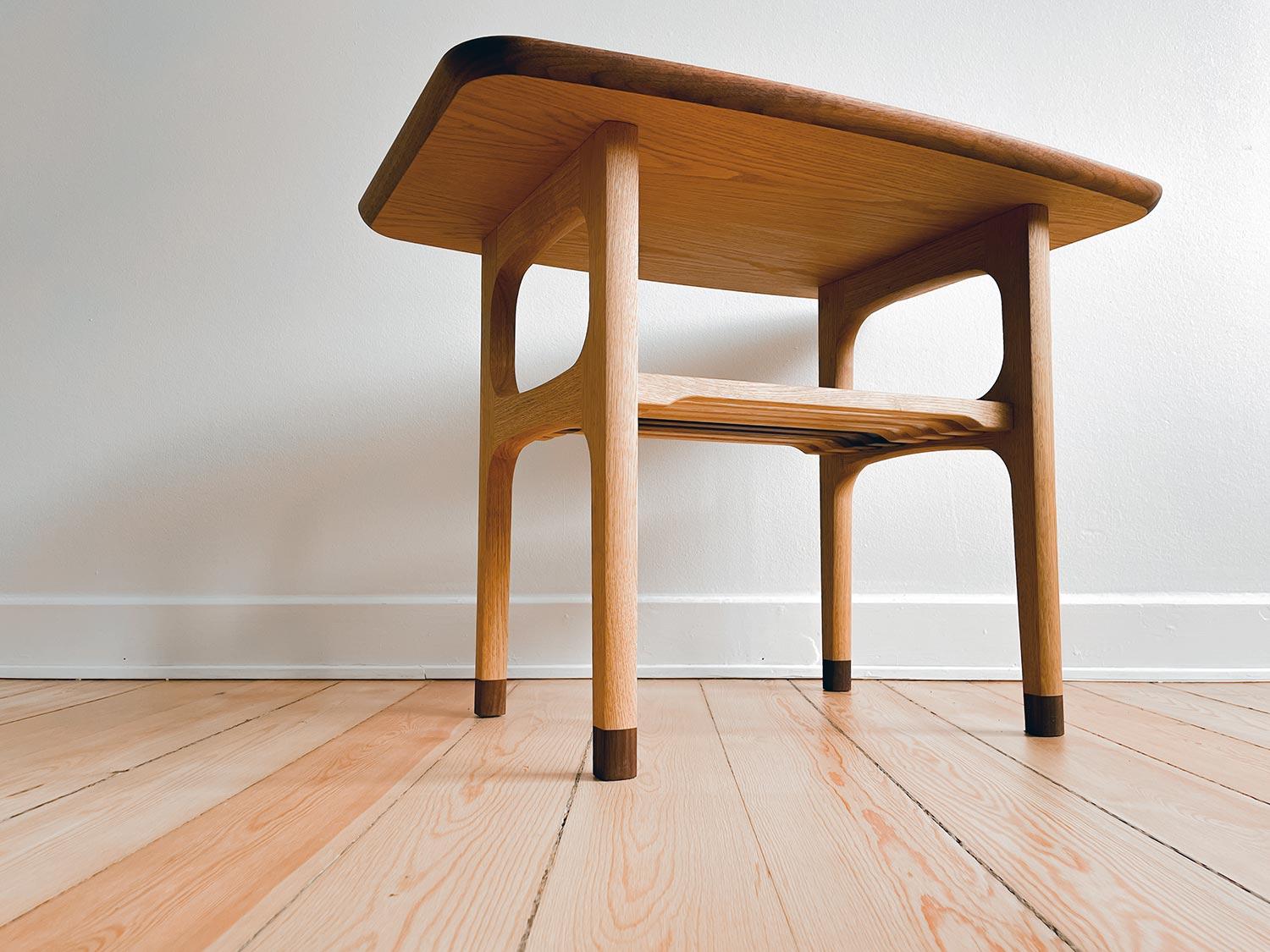 TAPGANG sofabord i eg og valnød. Bordets design er inspireret af 1950’erne og 1960’ernes danske møbeldesign.